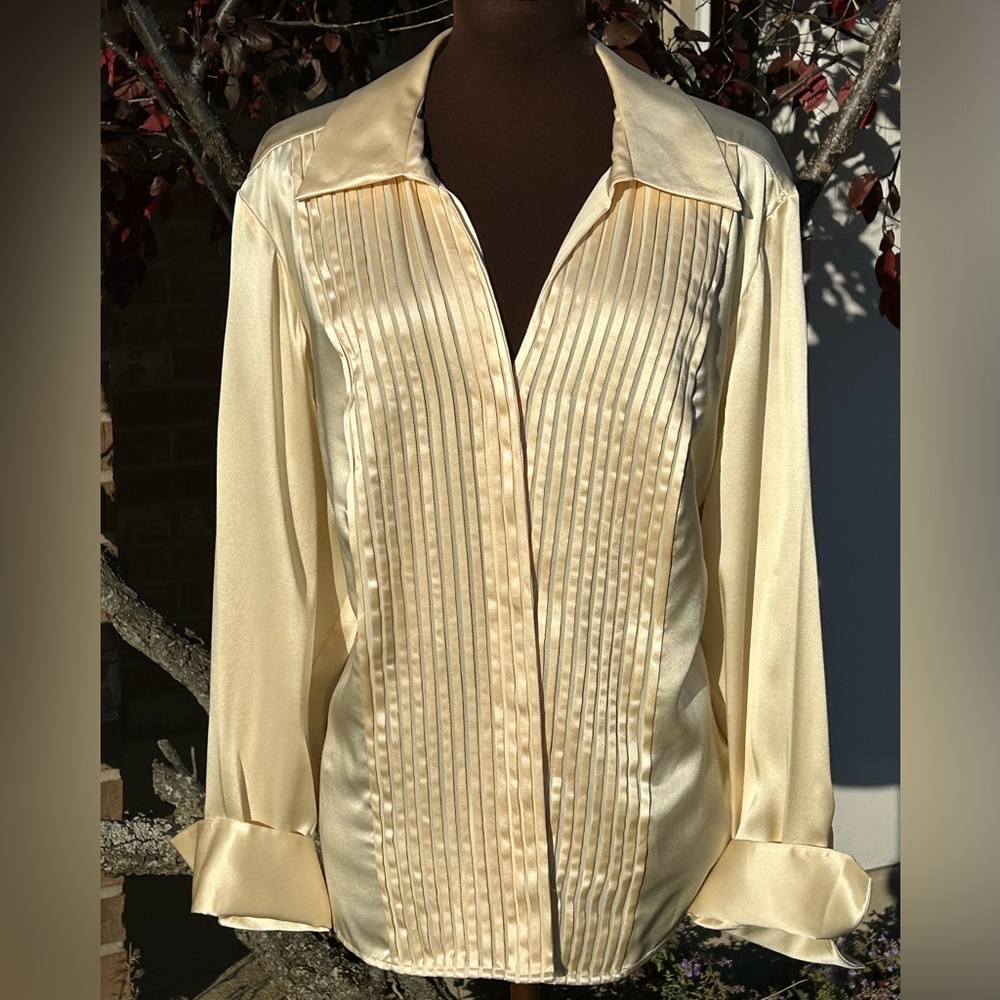TALBOTS s16W cream 💯silk charmeuse shirt Beautiful! Stitched down pleated front